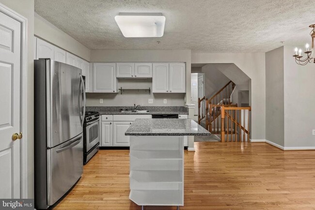 Building Photo - 8755 Thornbrook Dr