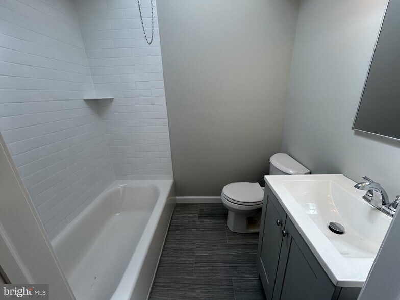 Hall bathroom - 249 Park Dr