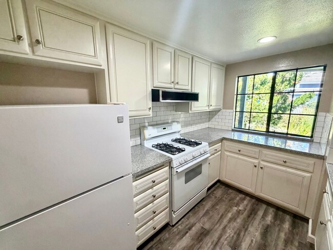 Building Photo - One bedroom condo for rent
