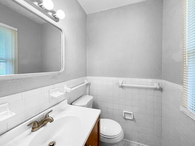 Building Photo - Coming Soon! 3 BR/2.5BA | Newly Renovated Single Family Home |  Fenced backyard | In Raytown!