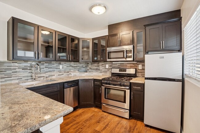 Interior Photo - 3528 W Adams Blvd