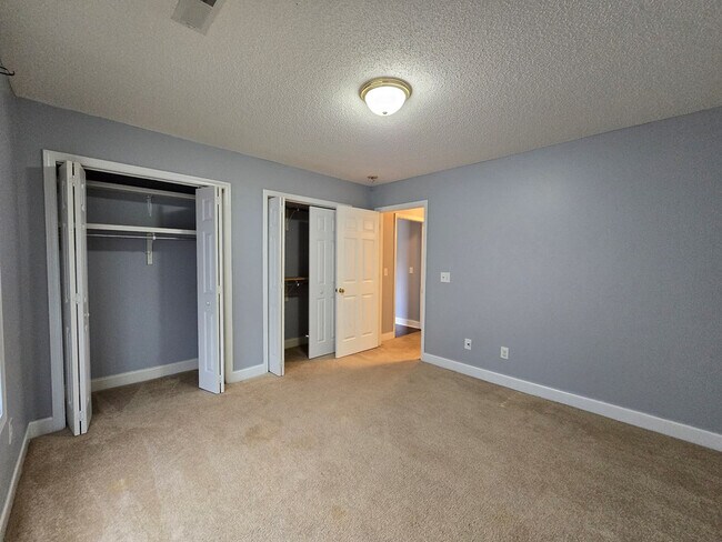 Building Photo - 3563 Beacon Dr