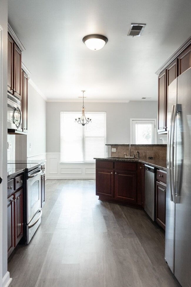 Building Photo - 2624 Leland Dr