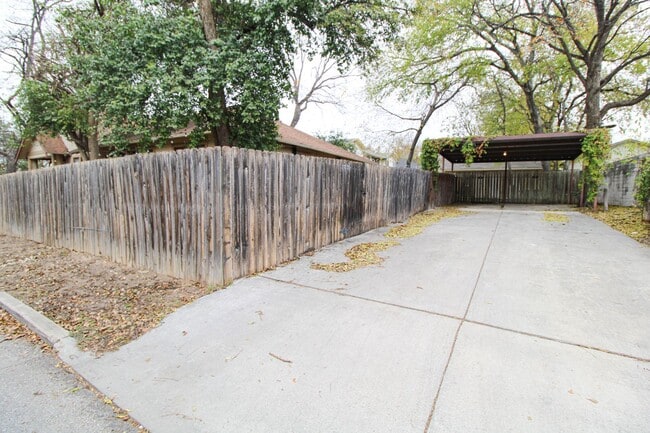 Building Photo - 438 W Rosewood Ave