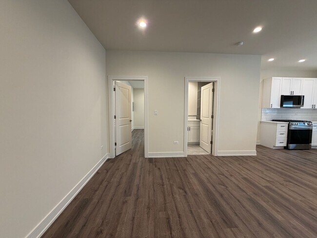 Building Photo - 916 W Belmont Ave