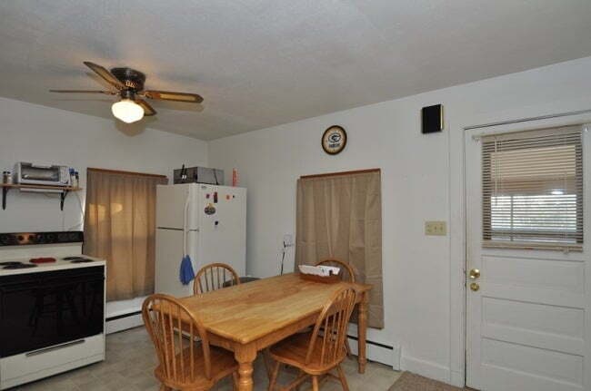 Building Photo - 1 Bed 1 Bath Upper Unit
