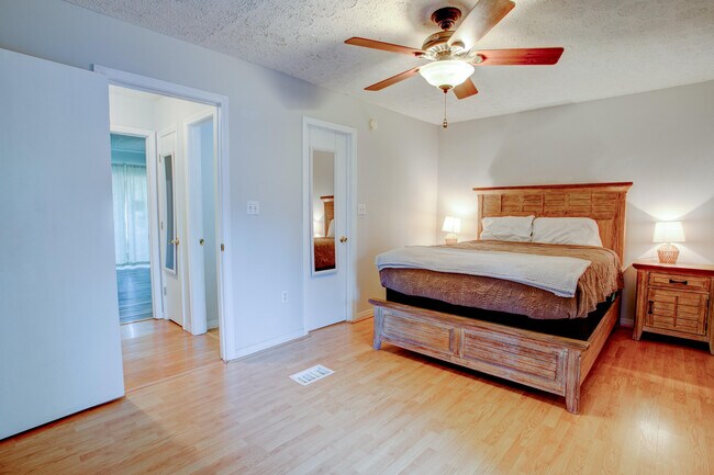 Building Photo - 2404 Suwanee Ln