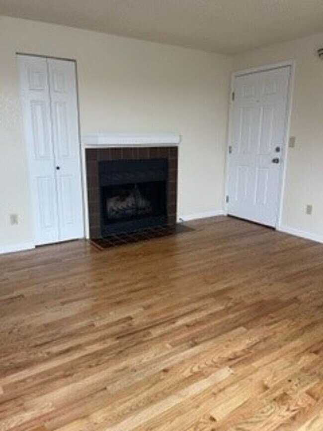 Building Photo - 2 Bedroom, 1 Bath Condo in University Place/Tacoma!!