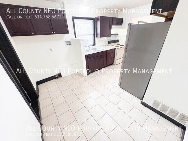 Building Photo - 857 S Waverly St