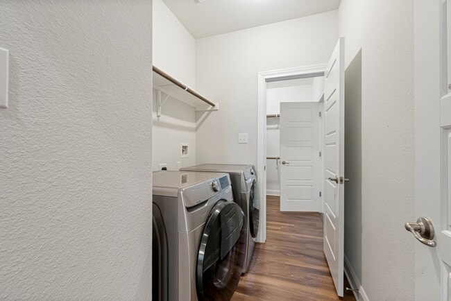 Building Photo - Beautiful 3 bedroom, 2.5 bathroom home in Summerrow Condos!!!