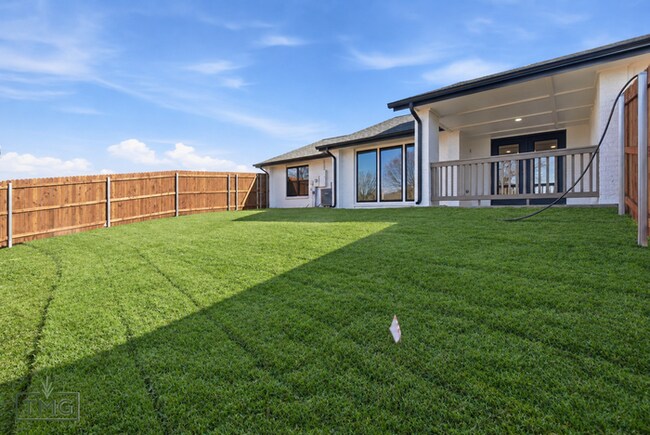Building Photo - Lawn Care Included! Fully Updated 2 Bed / 2 Bath Duplex – Prime Broken Arrow Location!
