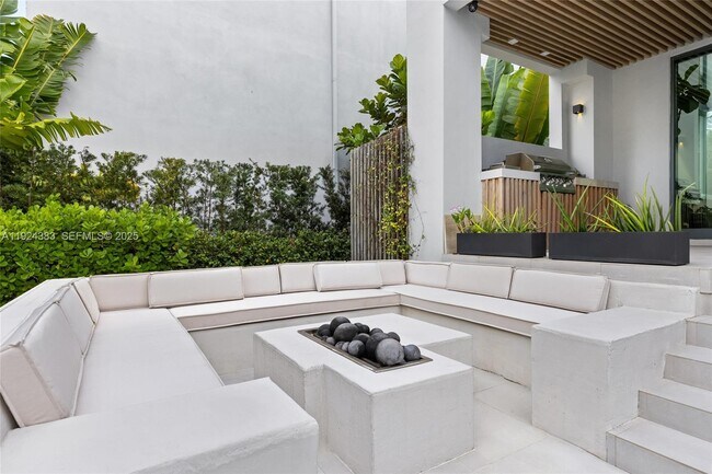 Building Photo - 773 NE 77th Terrace