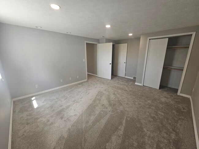 Building Photo - Fully Remodeled Daylight Basement + Utilities!