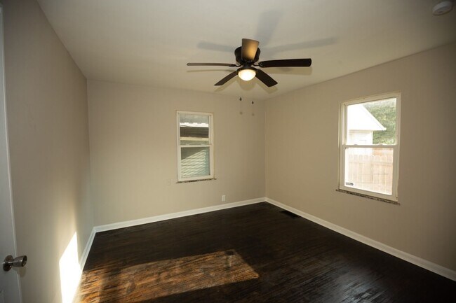 Building Photo - 2 Bed 1 Bath Home located in Warren Township