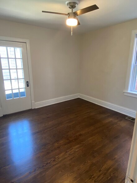 Building Photo - 4927 Lindenwood Ave