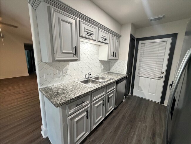 Building Photo - 15931 Kenbrook Dr