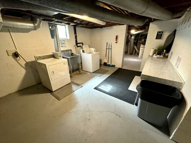 Building Photo - 1 Bedroom ~ Grandview Area