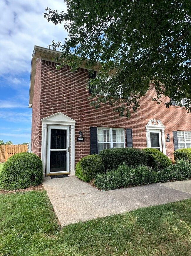 Primary Photo - 2 bedroom/1.5 bath end unit townhome in gr...