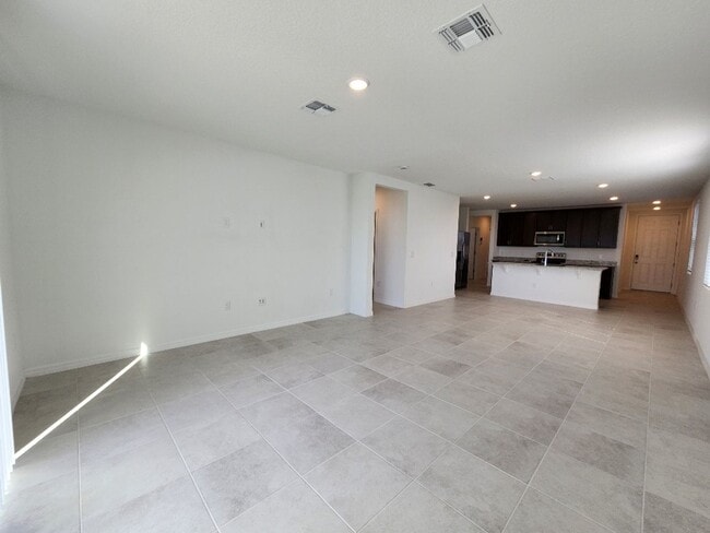 Building Photo - LIKE NEW!!! 4-Bedroom, 2-Bathroom in Villamar/Winter Haven