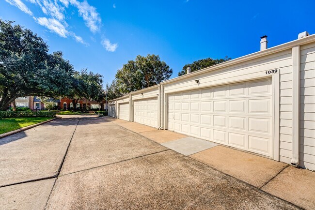 Building Photo - 1039 Fountain View Dr