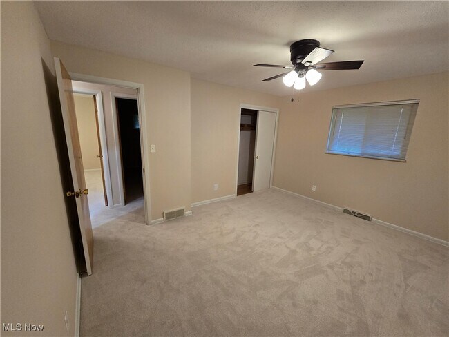 Building Photo - 5229 Evergreen Dr