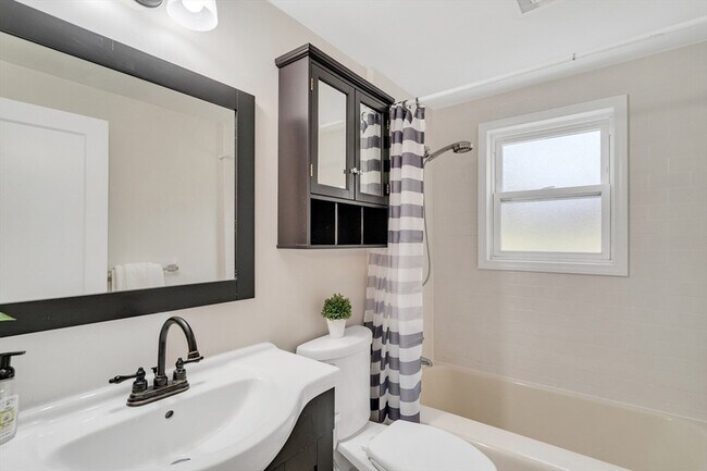 Building Photo - 24 Ledgelawn Ave