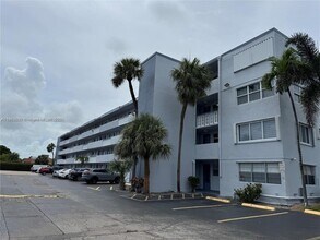 Building Photo - 1333 E Hallandale Beach Blvd