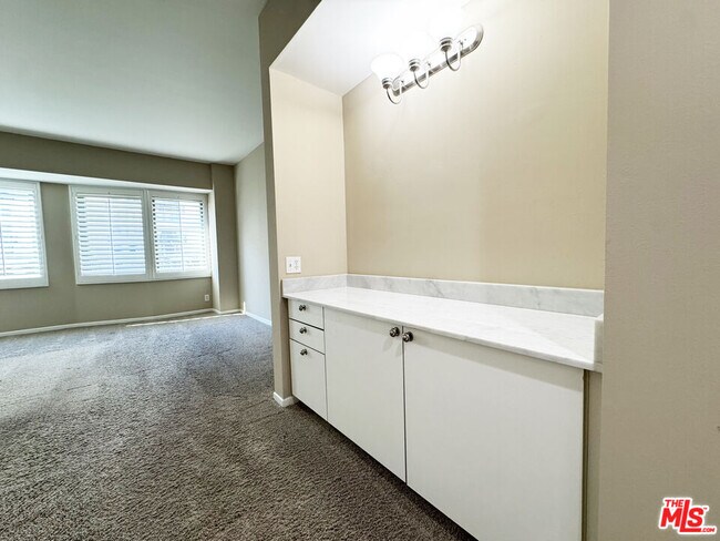 Building Photo - 10520 Wilshire Blvd