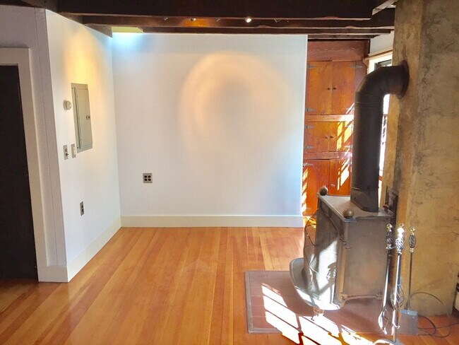 Building Photo - 20 Putnam St