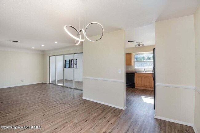Building Photo - 2425 Heritage Dr