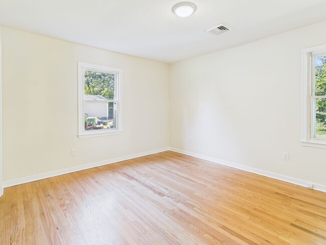 Building Photo - 818 Winnetka Ave