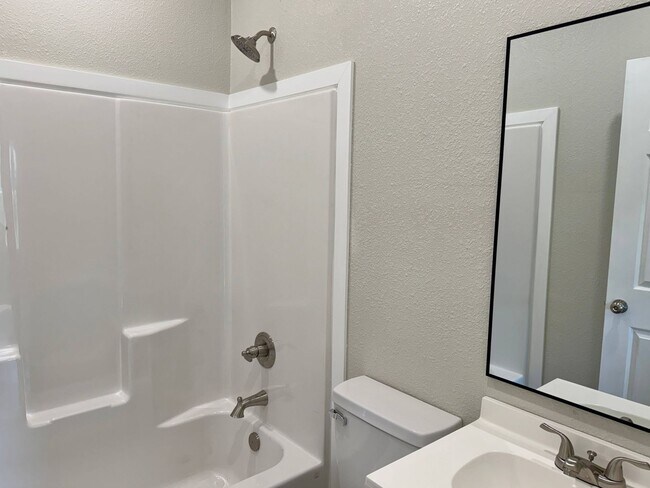 Building Photo - Fully Remodeled 3 Bed 2 Bath In Floral Hei...