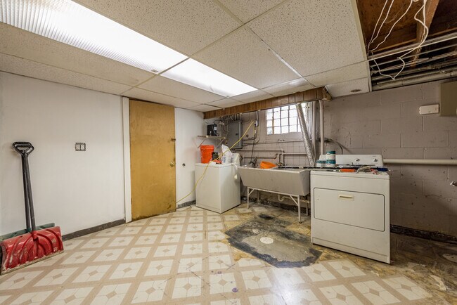 Building Photo - 2030 Wright Ave