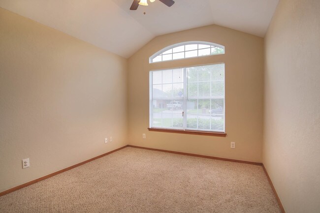 Building Photo - 6000 SE 86th St