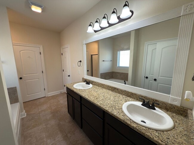 Building Photo - 3-Bedroom Home with Central AC, Gas Fireplace & Spacious Backyard