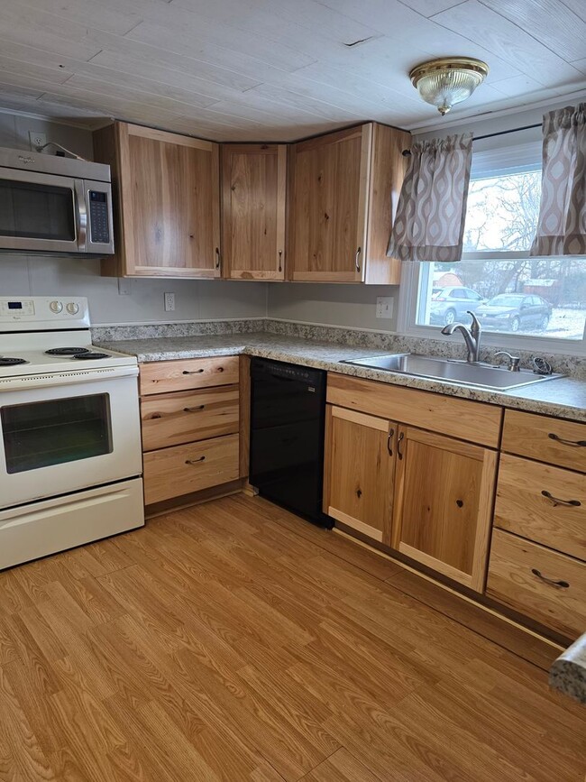 Building Photo - Spacious Home Across from University of Findlay