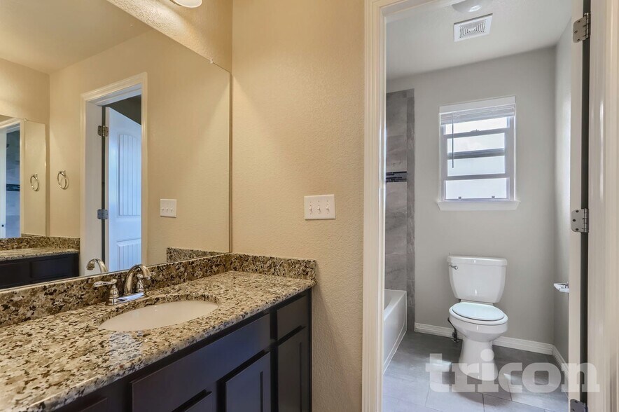 Building Photo - 688 Arches Ct