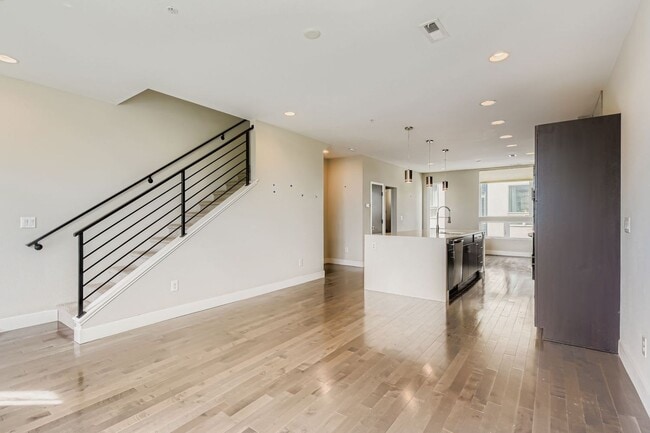 Building Photo - Luxury 3 bed, 3.5 bath Townhome Blocks fro...