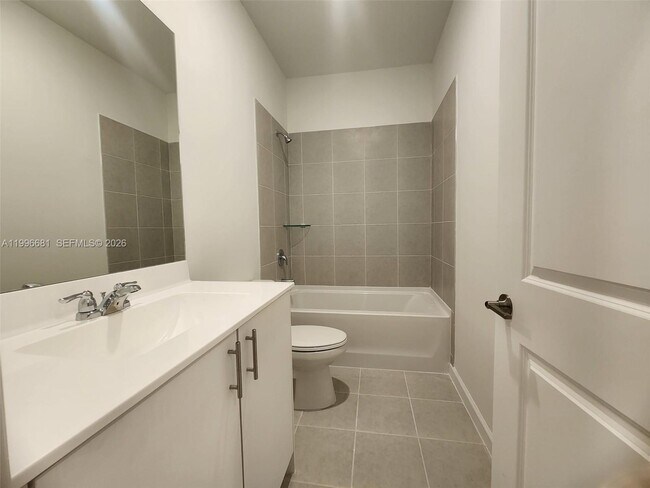 Building Photo - 2429 SE 28th Dr