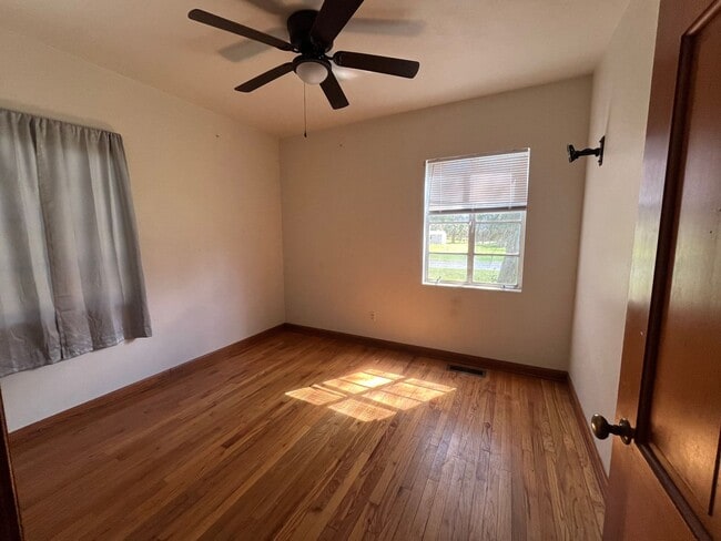 Building Photo - 3 Bedroom, 1 Bath home in Live Oak with la...