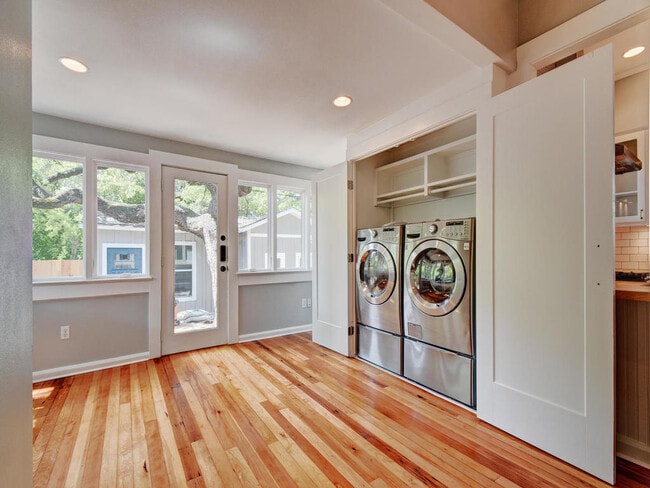 Building Photo - UT PRE-LEASE: Luxury 4 bedroom home in Wes...