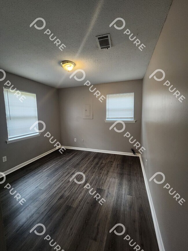 Building Photo - 14020 SW Wyandotte Dr