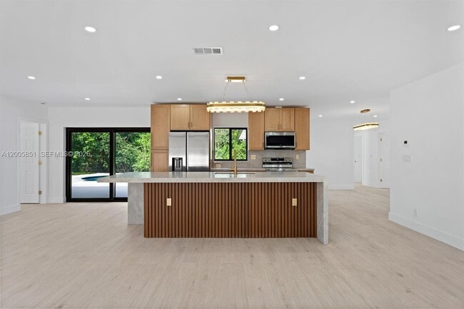 Building Photo - 401 SW 63rd Terrace