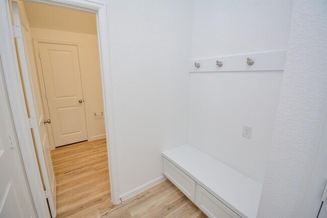 Building Photo - 5410 Holly Hvn Ct