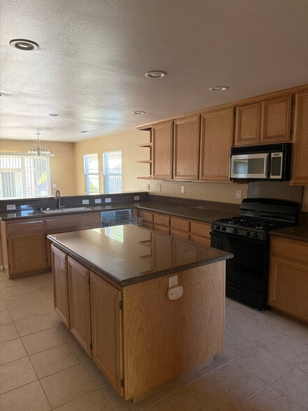 Building Photo - 737 S Walnut Ave