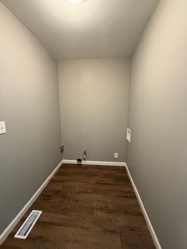 Building Photo - Newly Remodeled 4-bedroom, 1.5-Bath Single-Family Home in Danville, IL.