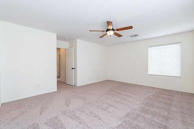 Building Photo - AVAILABLE JULY - Three Bedrooms + Loft!