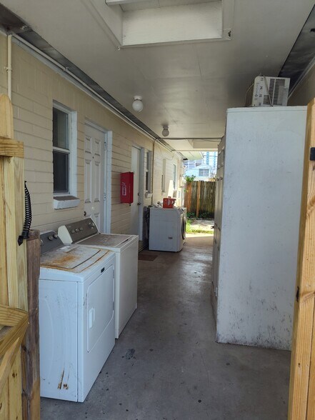 Building Photo - 318 N Oleander Ave