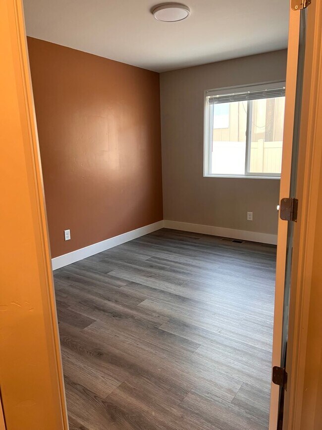 Building Photo - Clean & Modern 2 Bed, 1 Bath Apartment for Rent