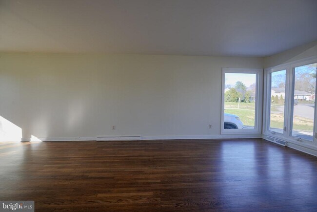 Building Photo - 1016 S Hilton Rd